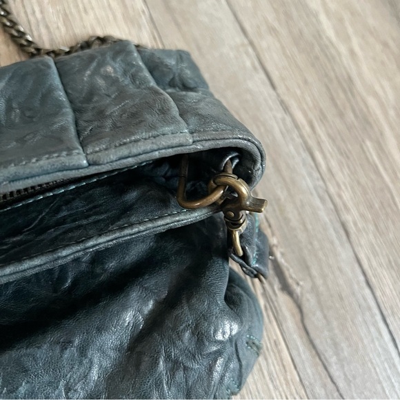 Elegant Leather Crossbody Bag - Picture 4 of 12